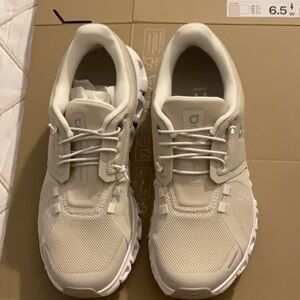 On Running Cloud 6 women’s Sneakers in Cream